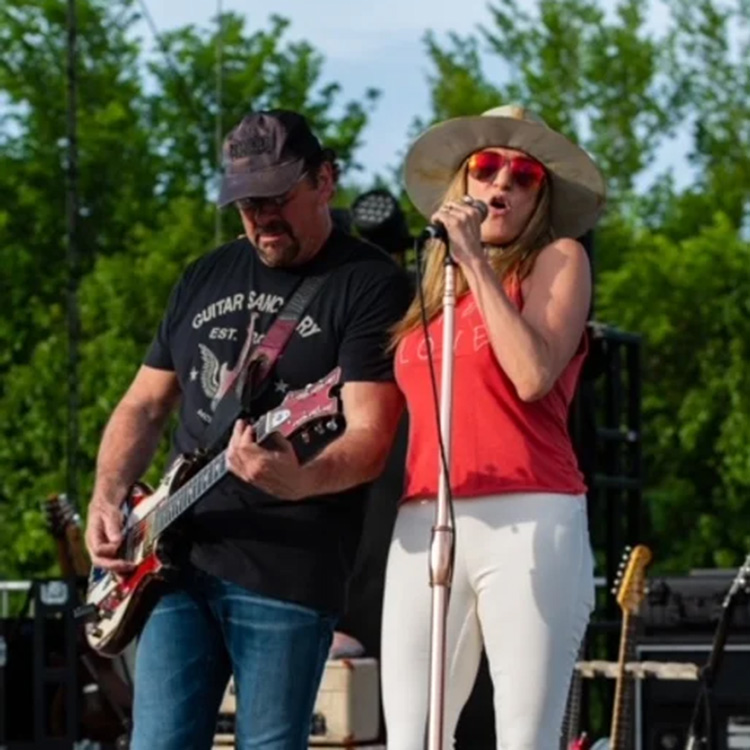 maylee thomas performing with guitarist on stage